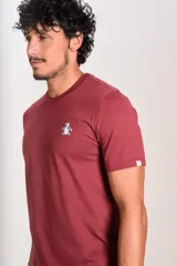 Remera de manga corta color bordó con cuello redondo y logo de la marca bordado en el pecho.