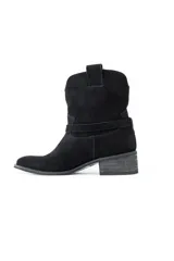 Botas cortas de estilo western confeccionadas en cuero negro, con taco cuadrado de madera y detalle de correa con hebilla metálica en el tobillo.