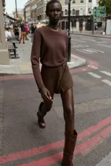 Falda pantalón corta de tiro alto con estampado animal print, cierre lateral oculto y aplique metálico triangular en la parte delantera.