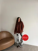 Pantalón oxford de tiro alto con estampado de vaca en blanco y negro, confeccionado en viscosa, de corte ajustado en la parte superior y acampanado en los tobillos.