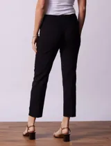 Pantalón recto color verde esmeralda de gabardina elastizada, marca Zac & Rachel. Pretina ancha con faja interna modeladora. Delantera con bolsillos simulados. Trasera con bolsillos ojal.