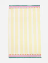 Pareo rectangular de algodón con rayas verticales amarillas pálidas y blancas. Presenta un borde decorativo en los extremos con una franja rosa, una franja celeste con pequeños soles naranjas, y flecos en color verde azulado.