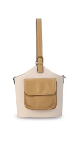 Bolso matero estructurado con diseño a rayas verticales en tonos beige y blanco, cuenta con un bolsillo frontal externo en cuero sintético color tostado, asa de mano corta y correa larga ajustable y desmontable.