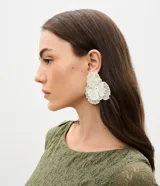 Maxi aros con diseño de flor alambrada en color blanco, con acabado pulido y estructura calada.