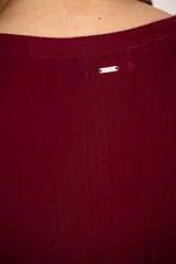 Remerón bordeaux de viscosa con elastano, corte oversize y mangas largas.