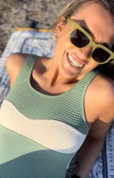 Traje de baño enterizo con diseño de bloques de color en verde y manteca, confeccionado en tejido texturizado con escote redondo.