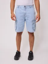 Bermuda de jean celeste con corte cargo y bolsillos laterales con solapa.