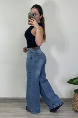 Pantalón jean celeste de tiro medio, corte ancho y estilo baggy.