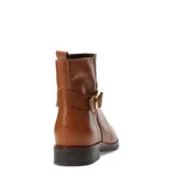 Botas de caña baja marca Bottero, confeccionadas en cuero color marrón. Presentan un diseño clásico con punta redondeada, taco bajo y una tira decorativa lateral con hebilla metálica dorada. Incluyen cierre lateral para facilitar el calce.
