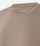 Remera deportiva Get Over de microfibra color blanco, con modelado regular, cuello redondo, mangas cortas y abertura en la espalda.