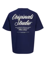 Remera de manga corta y cuello redondo con calce holgado, confeccionada en tejido de algodón. Presenta estampa pequeña en el pecho con la inscripción Originals Studio.