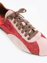 Zapatillas de estilo urbano confeccionadas en nylon plateado con detalles de cuero vacuno descarne en gris y negro. Cuentan con cordones negros y suela de goma.