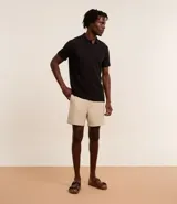 Remera polo de corte comfort, confeccionada en algodón peruano de alta calidad. Presenta cuello clásico con tapeta de botones y mangas cortas. Diseño liso y texturizado, ideal para un look casual y fresco.
