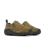 Mocasines slip-on Merrell Jungle Moc para hombre, confeccionados en gamuza color verde militar con suela gruesa de goma negra. Cuentan con elásticos laterales para facilitar el calce y presilla trasera.