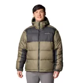 Campera puffer con capucha, diseñada con tecnología Omni-Heat reflectante para retener el calor corporal. Presenta un diseño bicolor en tonos verde oliva y gris oscuro, con cierre frontal completo, bolsillos laterales con cierre, puños ajustables y dobladillo regulable.