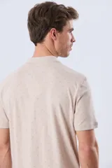 Remera polo de manga corta en color azul marino, con estampado sutil de pequeños motivos geométricos, cuello camisero y cartera con tres botones.