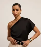 Blusa negra de crepé con drapeado lateral y hombro único.