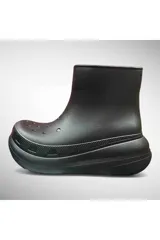 Botas de lluvia negras de goma, estilo zueco alto con perforaciones en la puntera y suela plataforma gruesa.