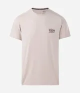 Remera de hombre con tecnología dry, cuello redondo y mangas cortas. Presenta un diseño minimalista con estampado lettering 1921 en el pecho y detalle de textura en los hombros.
