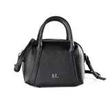 Cartera negra pequeña de símil cuero, con acceso por cierre, correa regulable y asas fijas. Tiene un bolsillo interno con cierre y otro abierto.