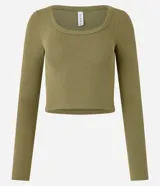 Top corto de manga larga, color blanco hueso, con escote redondo profundo y tejido acanalado.