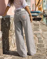 Jean balloon de corte ancho, tiro medio y efecto acid wash en color gris.