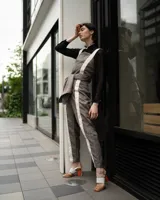 Top corto gris con tirantes anchos blancos, cuello cuadrado y lazo en la espalda.