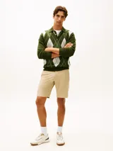 Pantalón chino corto Tommy Hilfiger de corte regular y pierna recta, confeccionado en mezcla de algodón orgánico, algodón y elastano. Cuenta con dos bolsillos delanteros en diagonal y dos bolsillos traseros de ojal con botón.