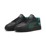 Championes Puma modelo Caven III, edición especial Aston Martin Formula One Team. Diseño en color negro con detalles en verde, confeccionados en cuero sintético con perforaciones en la puntera y suela de goma resistente.