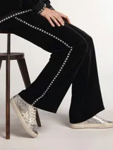 Zapatillas deportivas de caña media Golden Goose modelo Mid Star, cubiertas de glitter plateado, con detalles en cuero plateado y estrella lateral en cuero blanco.