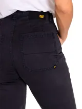 Pantalón de estilo utilitario en color negro lavado, con diseño de doble panel en la parte delantera, cierre con cremallera y botón, y cinco bolsillos funcionales.