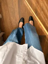 Bailarinas de cuero gamuzado negro con efecto tramado entrelazado.