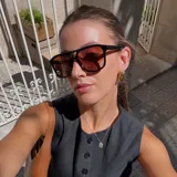 Lentes de sol de aviador con montura negra oversized y doble puente. Lentes marrones de nylon con protección UV400.