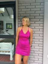 Vestido corto ajustado color plateado metalizado, con escote en V y tirantes finos que se cruzan en la espalda semi baja.