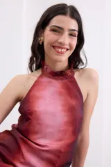 Vestido largo negro de crepe texturado con escote halter, cuello alto con volados y diseño holgado.