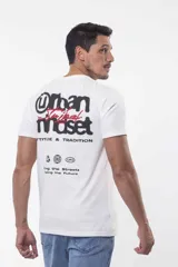 Remera blanca de manga corta y cuello redondo, con pequeño estampado frontal de la marca Ufo.