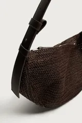 Bolso de hombro de diseño trenzado color marrón, con compartimento principal con cierre de cremallera, bolsillo plano interior y asa de hombro ajustable.