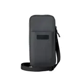 Organizador de viaje Rip Curl color negro, con diseño vertical, cierre principal y correa regulable desmontable. Incluye protección RFID, compartimentos para pasaporte, pasajes y múltiples ranuras para tarjetas.