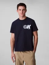 Remera Calvin Klein azul marino de manga corta y cuello redondo, con estampado del monograma 'CK' en grande sobre el pecho.