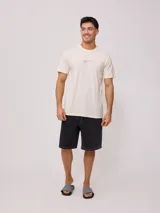 Bermuda de jean color negro con costuras en contraste color blanco y detalles bordados en celeste. Cuenta con bolsillos traseros amplios y logo de la marca bordado en uno de ellos.
