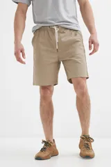 Short color beige de algodón con cintura elástica y cordón ajustable.