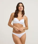 Kit de dos bombachas tipo bikini en microfibra, una blanca y una negra, ambas con encaje en los bordes. Tienen laterales medios y cintura elástica.