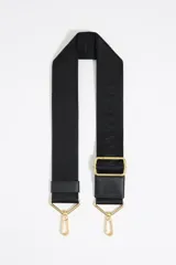 Correa bandolera ajustable de tejido negro con el logo de Bimba y Lola en jacquard. Tiene detalles en piel vacuna negra y herrajes metálicos dorados.