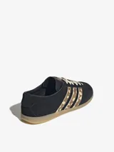 Championes Adidas Gazelle Lo Pro de perfil bajo, confeccionados en gamuza negra con las icónicas tres tiras laterales en diseño animal print de ponito y suela de goma translúcida.