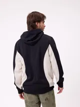 Canguro azul marino con capucha, bolsillo canguro frontal y paneles laterales en color bordó con ribetes blancos. Logo "Rusty" estampado en el pecho.