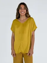 Blusa color mostaza de viscosa con escote en V y mangas cortas.