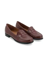 Mocasín de cuero color marrón con diseño clásico de antifaz y suela plana negra.