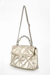 Cartera acolchada color dorado, con solapa frontal, asa de cadena y correa ajustable para el hombro.