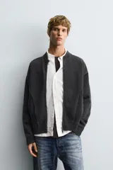 Chaqueta tipo bomber de punto compacto con efecto lavado, cuello subido, manga larga y cierre frontal con cremallera. Presenta bolsillos de vivo en la cadera y acabados en rib.