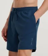 Bermuda deportiva para hombre marca Get Over, confeccionada en microfibra de poliéster. Presenta cintura elástica con cordón ajustable, bolsillos laterales y un diseño texturizado con estampa localizada.